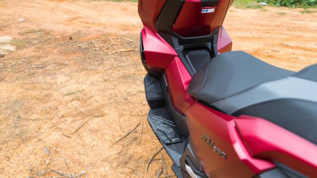 Αρκετός είναι και ο διαθέσιμος χώρος για τα πόδια, με σωστές γωνίες για τα γόνατα και τις κεκλιμένες πλατφόρμες να υποδέχονται με άνεση ακόμα και μεγάλα πέλματα.